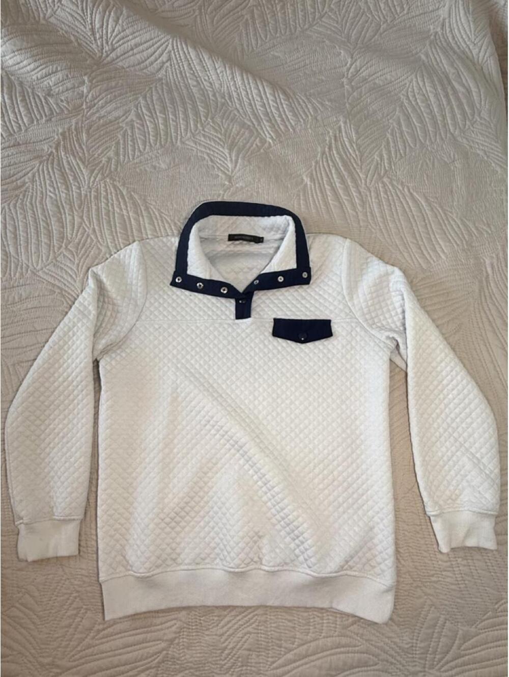 Merokeety White Quilted Sweatshirt with Navy Collar - Medium